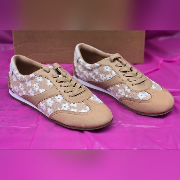 Lucky Brand Shoes - Lucky Brand Ortholite Daisy Pattern Tan White Women's Sneakers NIB